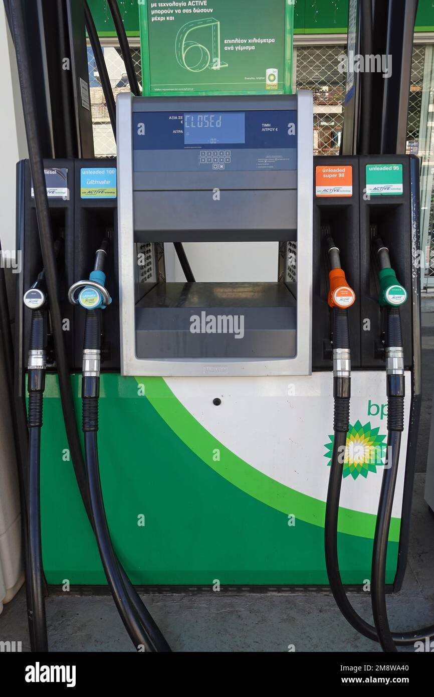 Athènes, Grèce - 26 décembre 2022 : pompes à essence de stations-service avec diesel et carburant sans plomb pour véhicules. Banque D'Images