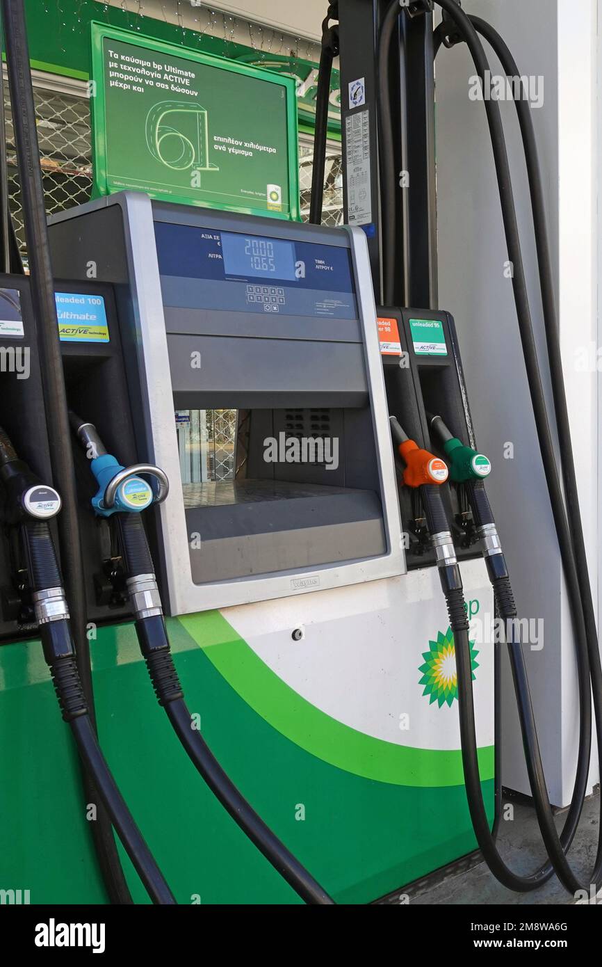 Athènes, Grèce - 26 décembre 2022: Pompe à essence de station-service avec carburant pour les véhicules. Banque D'Images