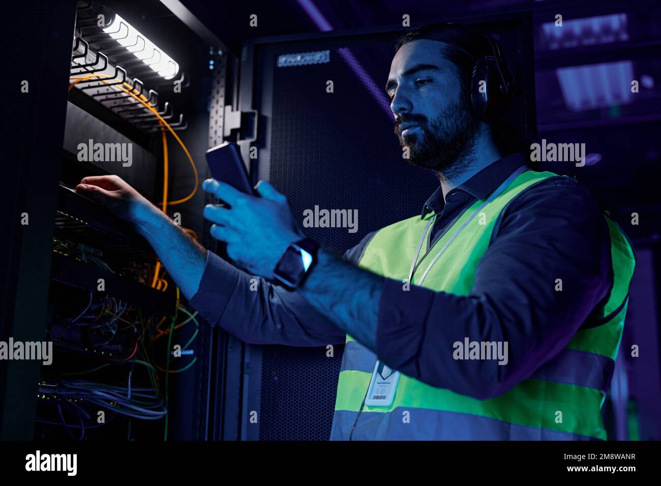 Gros plan de l'homme noir en tant que technicien réseau utilisant le panneau de commande lors de la configuration du serveur dans le centre de données, espace de copie Banque D'Images