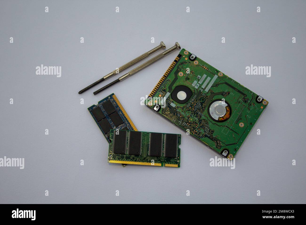 Image d'un disque dur, mémoire RAM d'un PC avec des tournevis  correspondants pour l'assemblage. Remplacement des composants électroniques  du calculateur Photo Stock - Alamy