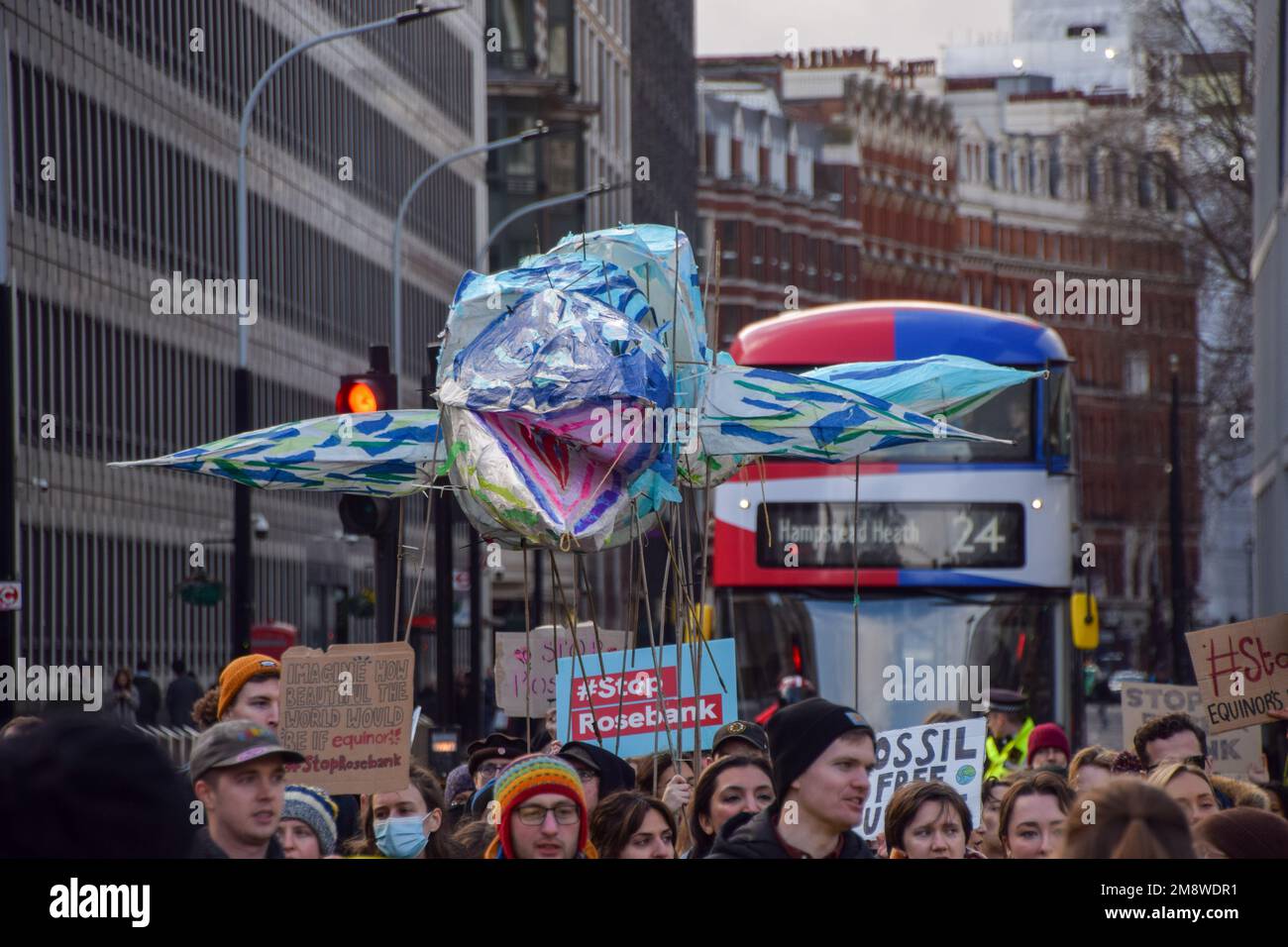 Londres, Royaume-Uni. 15th janvier 2023. Les manifestants portent une baleine à papier lors de la manifestation à l'extérieur du Département des affaires, de l'énergie et de la stratégie industrielle (BEIS). Les militants du climat ont défilé à Westminster, appelant le gouvernement à arrêter le champ de pétrole et de gaz de Rosebank en mer du Nord, dirigé par la société norvégienne Echinor. Crédit : SOPA Images Limited/Alamy Live News Banque D'Images