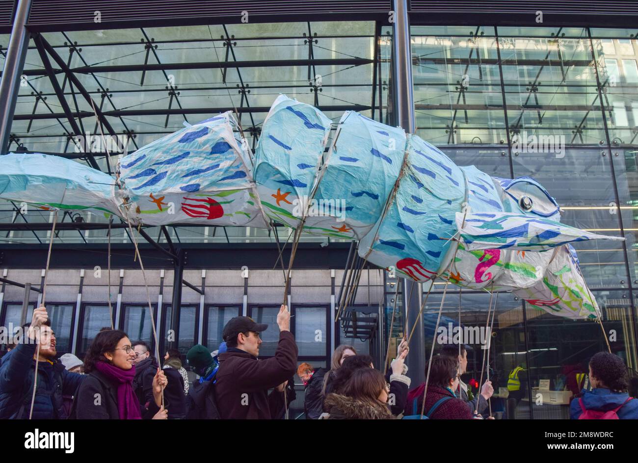 Londres, Royaume-Uni. 15th janvier 2023. Les manifestants tiennent une baleine à papier lors de la manifestation à l'extérieur du Département des affaires, de l'énergie et de la stratégie industrielle (BEIS). Les militants du climat ont défilé à Westminster, appelant le gouvernement à arrêter le champ de pétrole et de gaz de Rosebank en mer du Nord, dirigé par la société norvégienne Echinor. Crédit : SOPA Images Limited/Alamy Live News Banque D'Images