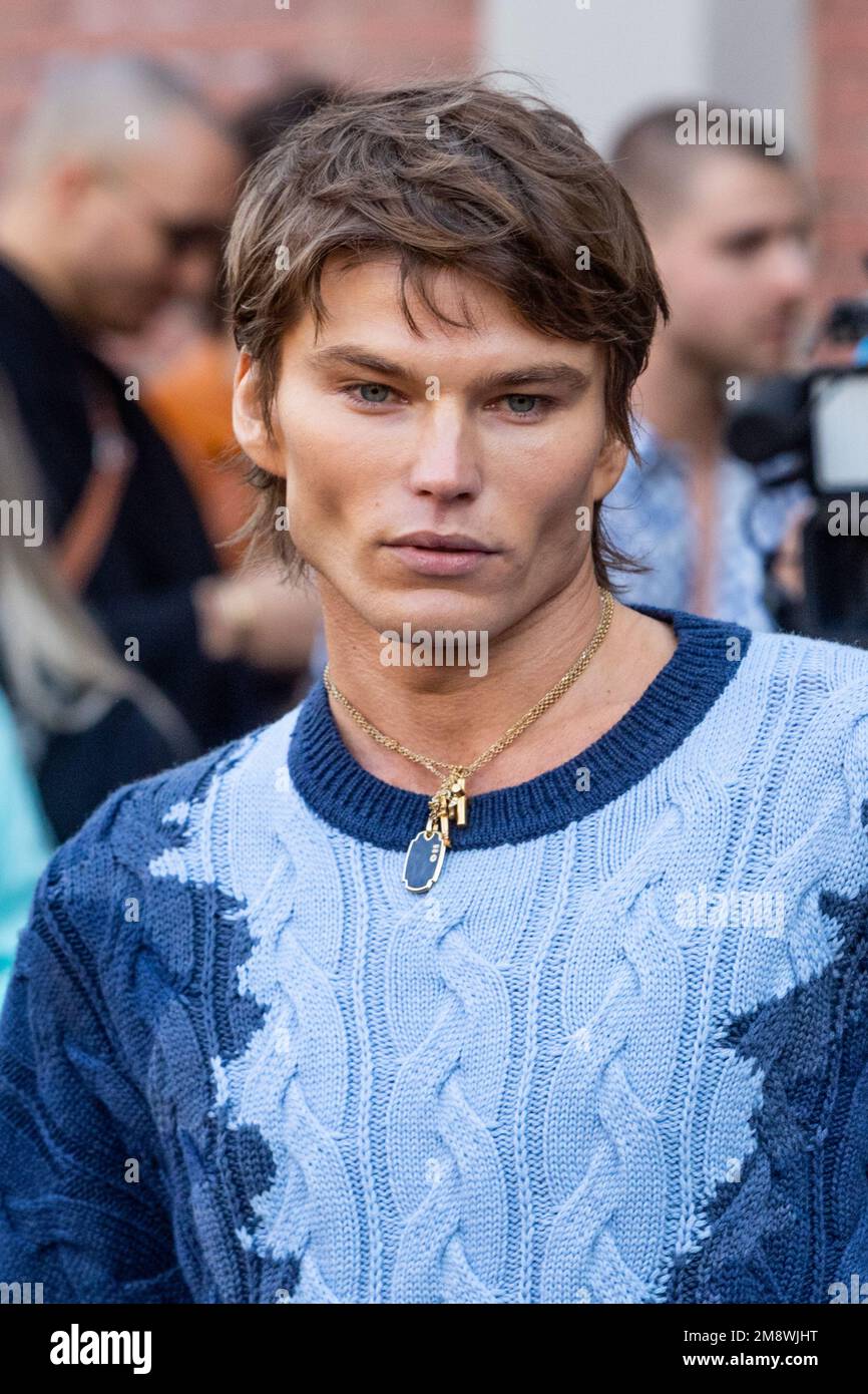 Jordan Barrett est vu au Fendi show pendant la Milan Fashion week