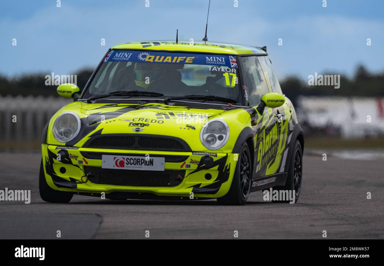 Mini Racing Thruxton Quaife mini challenge thruxton race 1 Banque de photographies et d ...
