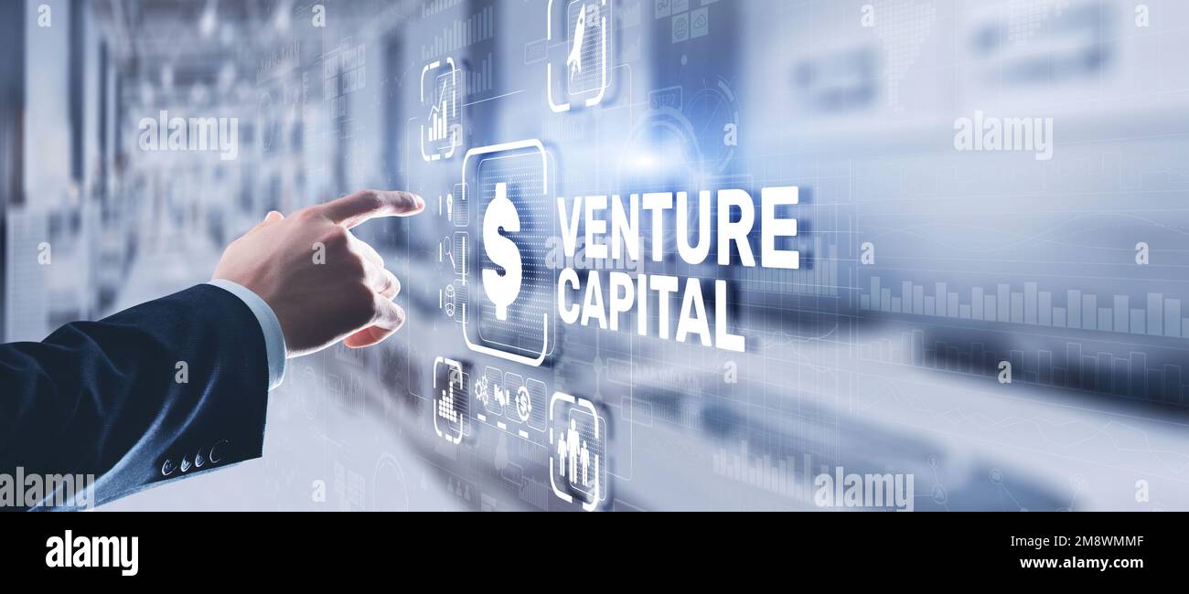 Capital de risque. Capital investisseur. Homme d'affaires appuyant sur l'inscription à l'écran virtuel. Banque D'Images