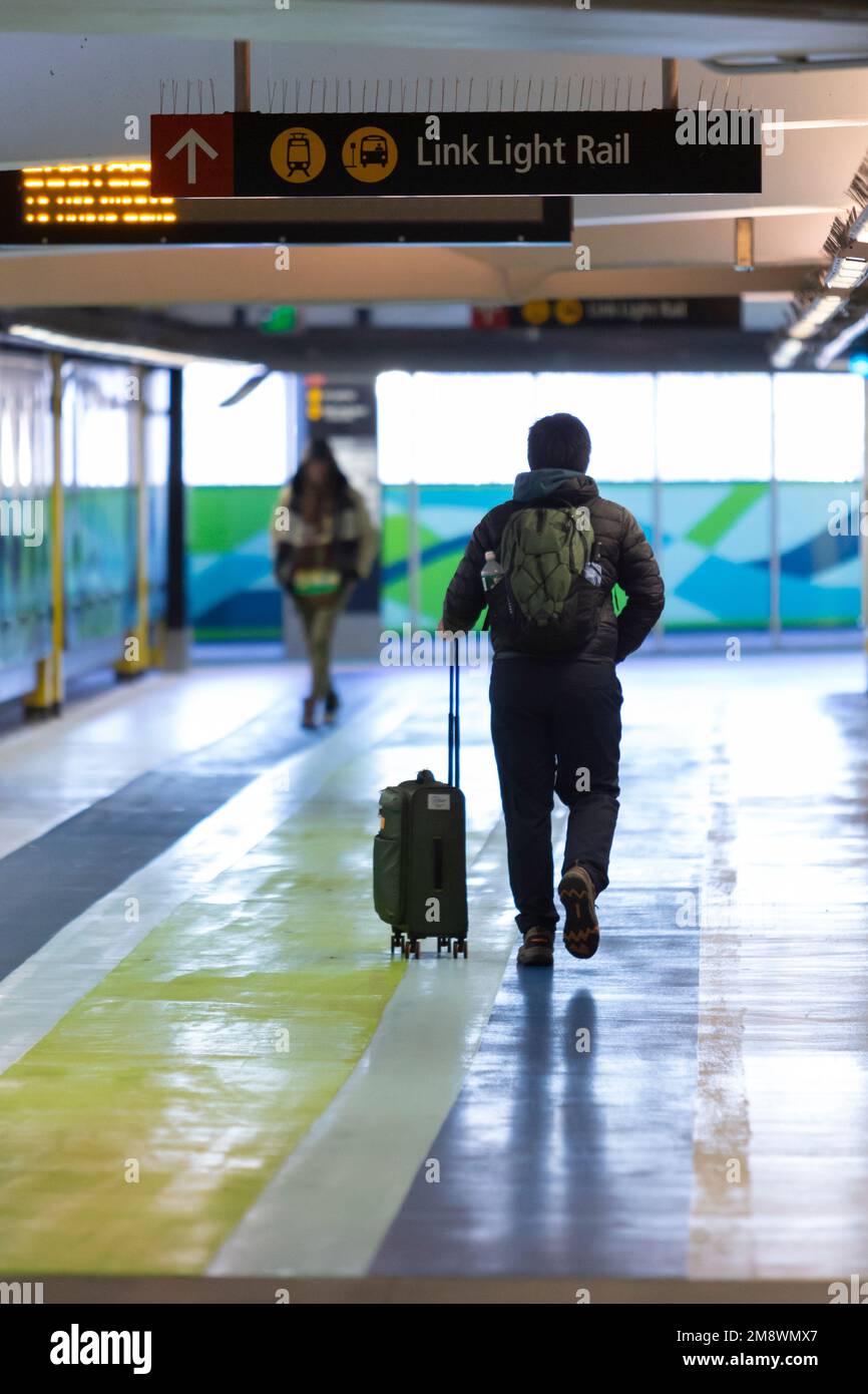 Un passager se rend à la ligne de métro léger de l'aéroport international de Seattle-Tacoma à SeaTac, Washington. Banque D'Images