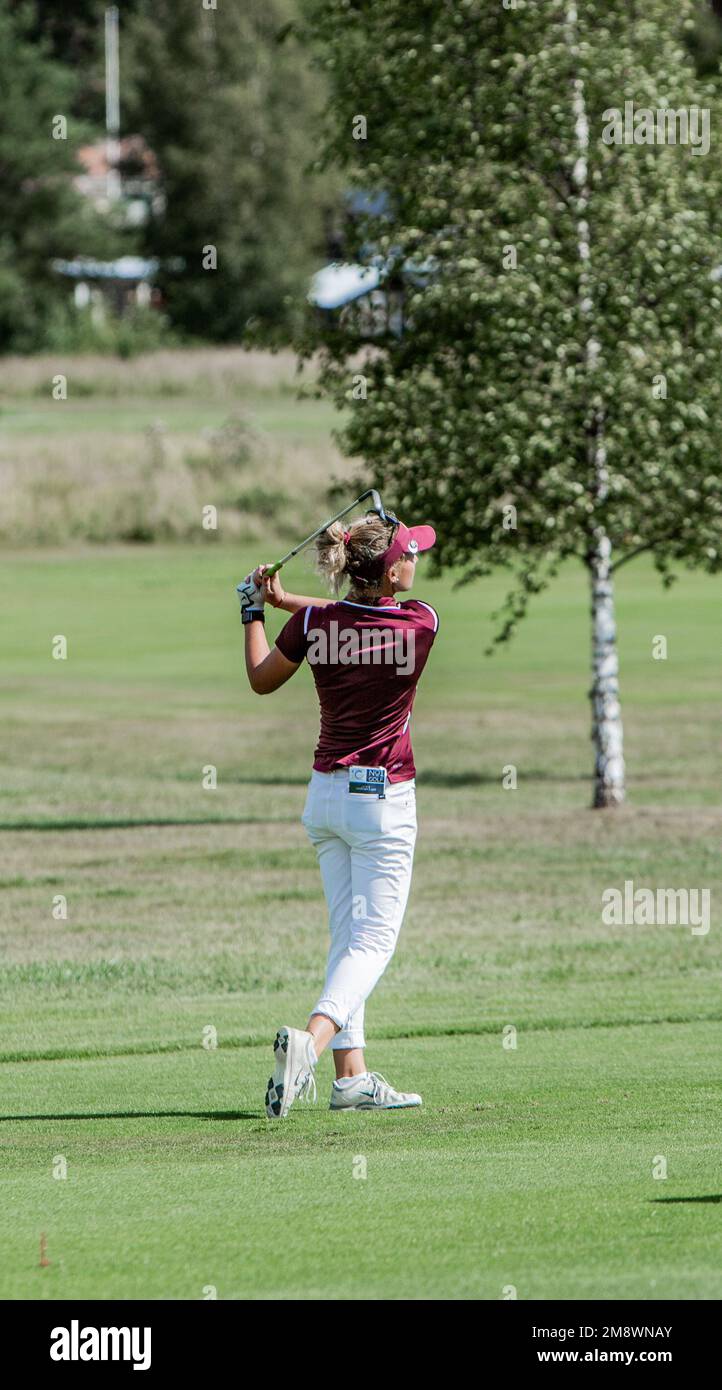 Femme jouant au golf en Suède Banque D'Images