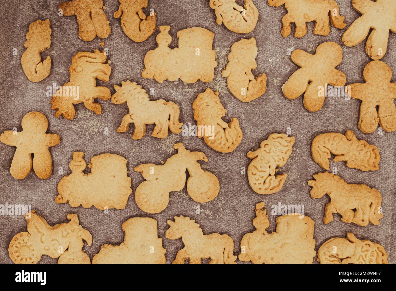 Biscuits faits maison biscuits avec des formes de jouets comme des motos, des trains, des licornes et des mermaids Banque D'Images