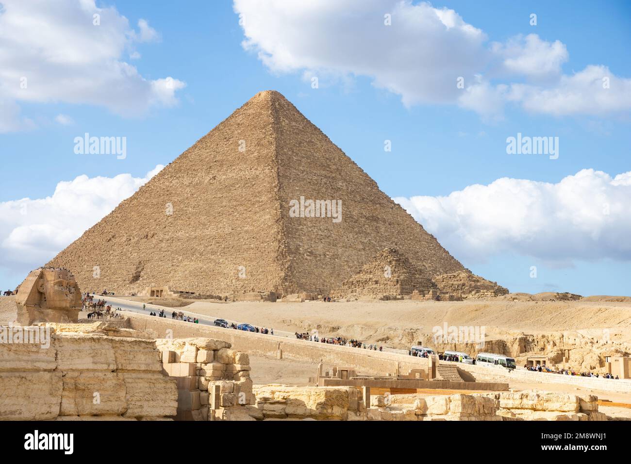 Le Grand Sphinx et la Grande Pyramide de Gizeh - la plus grande pyramide égyptienne et le tombeau de la quatrième dynastie pharaoh Khufu. Banque D'Images