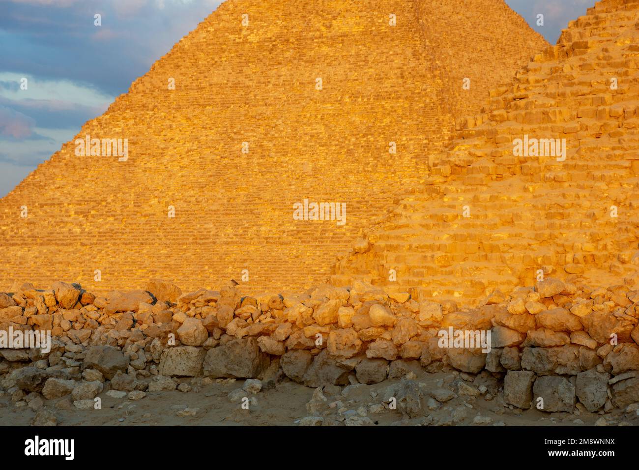 Partie de la pyramide de Khafre ou de Chephren et la Grande Pyramide de Gizeh, pyramide de Khufu ou Cheops derrière en soirée Banque D'Images