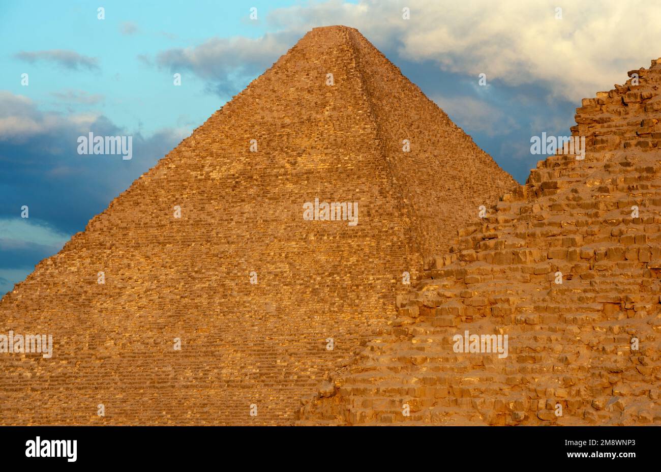 Partie de la pyramide de Khafre ou de Chephren et la Grande Pyramide de Gizeh, pyramide de Khufu ou Cheops derrière en soirée Banque D'Images