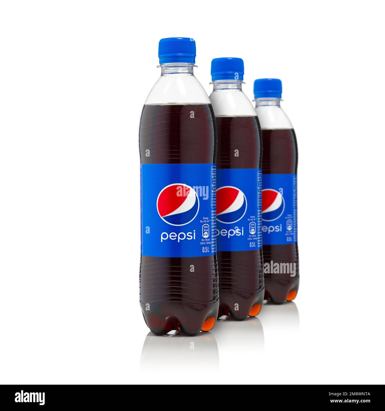 Tallinn, Estonie - janvier 2023 : bouteille de boisson gazeuse Pepsi Cola  isolée sur fond blanc Photo Stock - Alamy