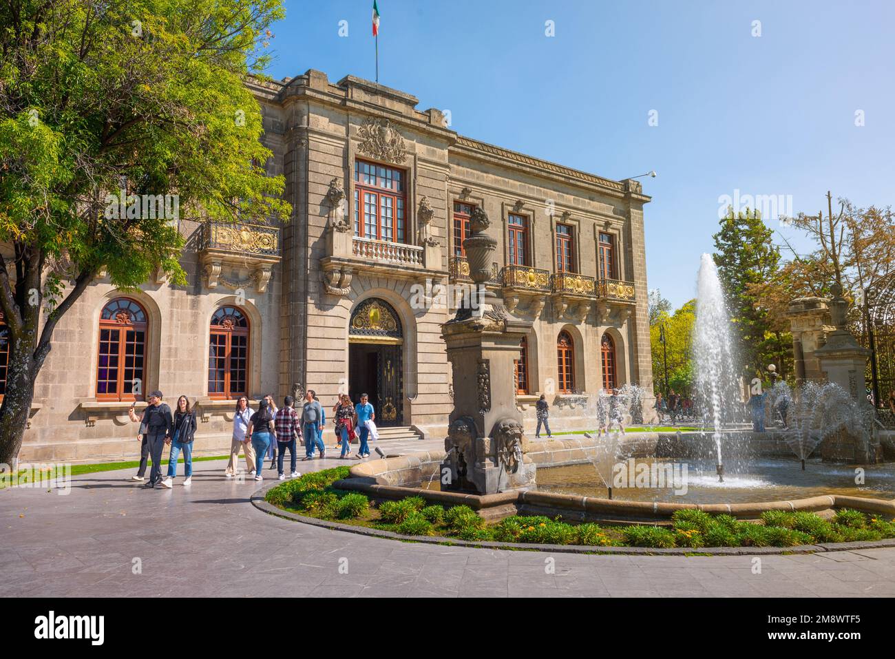 Départ du Musée National de Chapultepec dans le château avec un groupe de touristes quittant le jardin avec des sculptures et des fontaines d'eau Banque D'Images