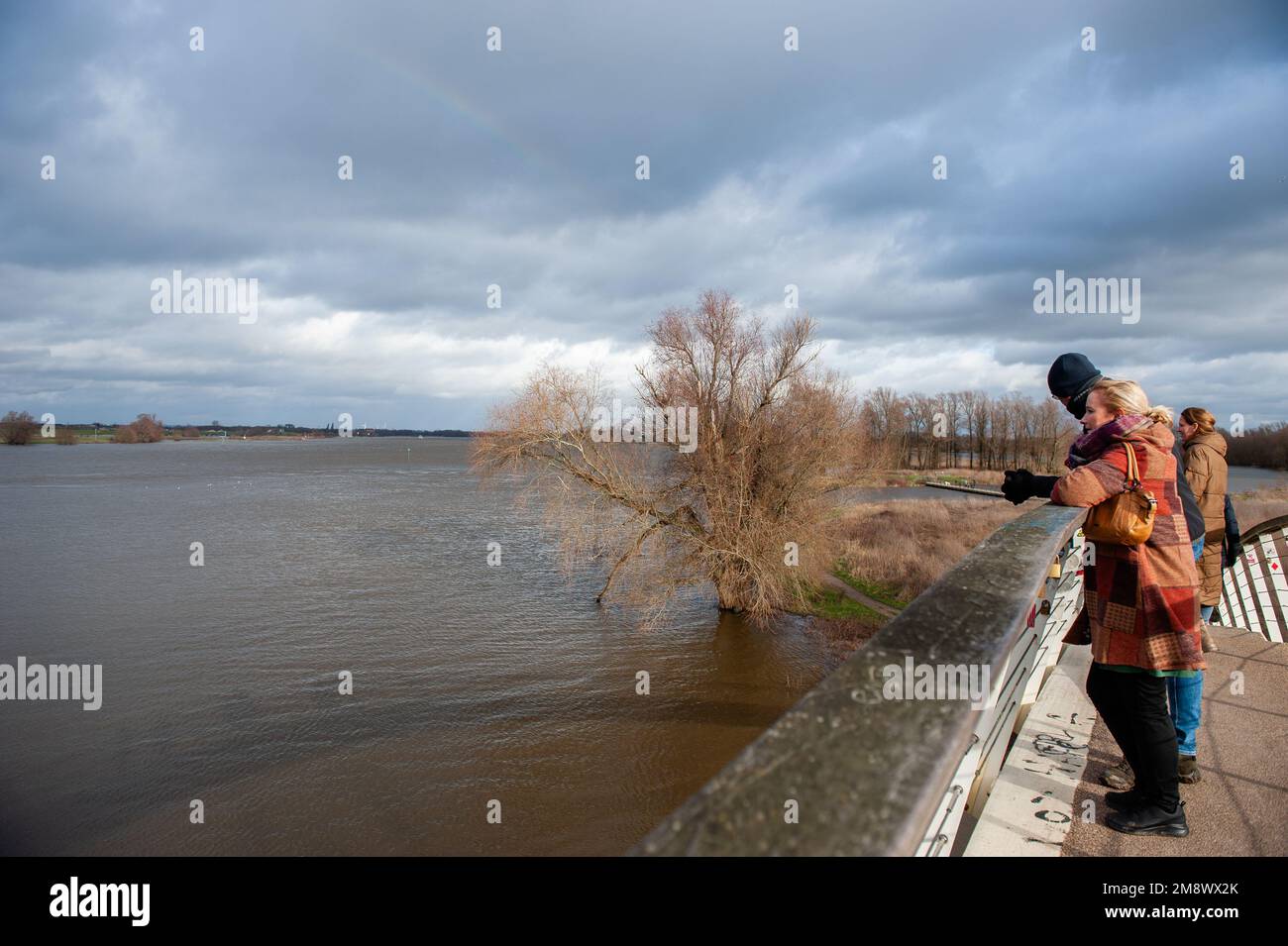 On voit les gens regarder la montée de la rivière Waal depuis un pont. Le niveau d'eau des principaux fleuves des pays-Bas augmente fortement, en raison de la pluie qui a chuté pendant toute la semaine. Le fait que le niveau d'eau est tellement plus élevé est bon pour le transport maritime. Contrairement à l'été, lorsque le niveau d'eau était très bas, les bateaux et les cargos ne pouvaient pas naviguer. (Photo par Ana Fernandez / SOPA Images / Sipa USA) Banque D'Images