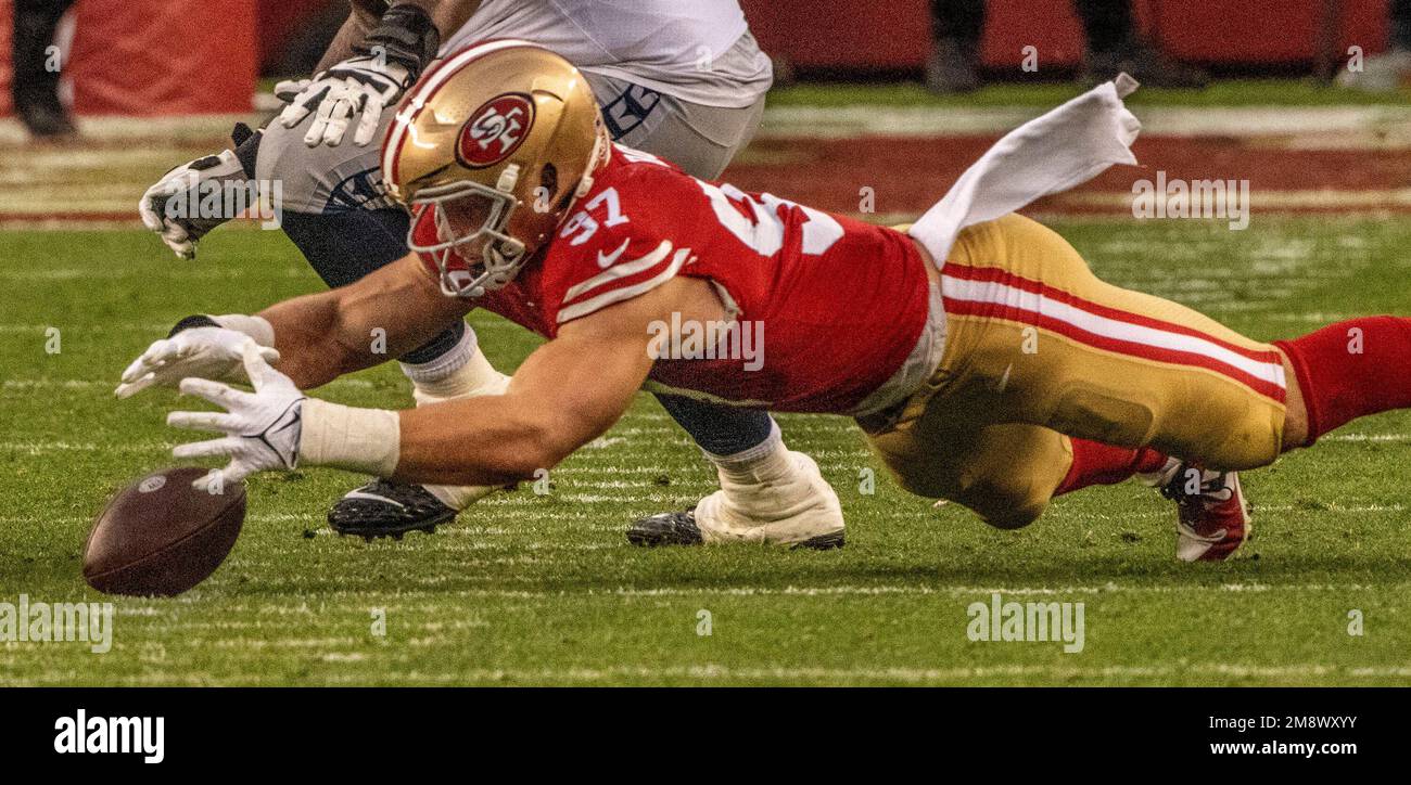 Santa Clara, Californie, États-Unis. 14th janvier 2023. San Francisco 49ers défensive fin Nick Bosa (97) récupérer le ballon lâche samedi, 14 janvier 2023, au stade de Lévis à Santa Clara, Californie. Les 49ers ont battu les Seahawks 41-23 dans les éliminatoires de caractères génériques. (Credit image: © Al Golub/ZUMA Press Wire) USAGE ÉDITORIAL SEULEMENT! Non destiné À un usage commercial ! Banque D'Images