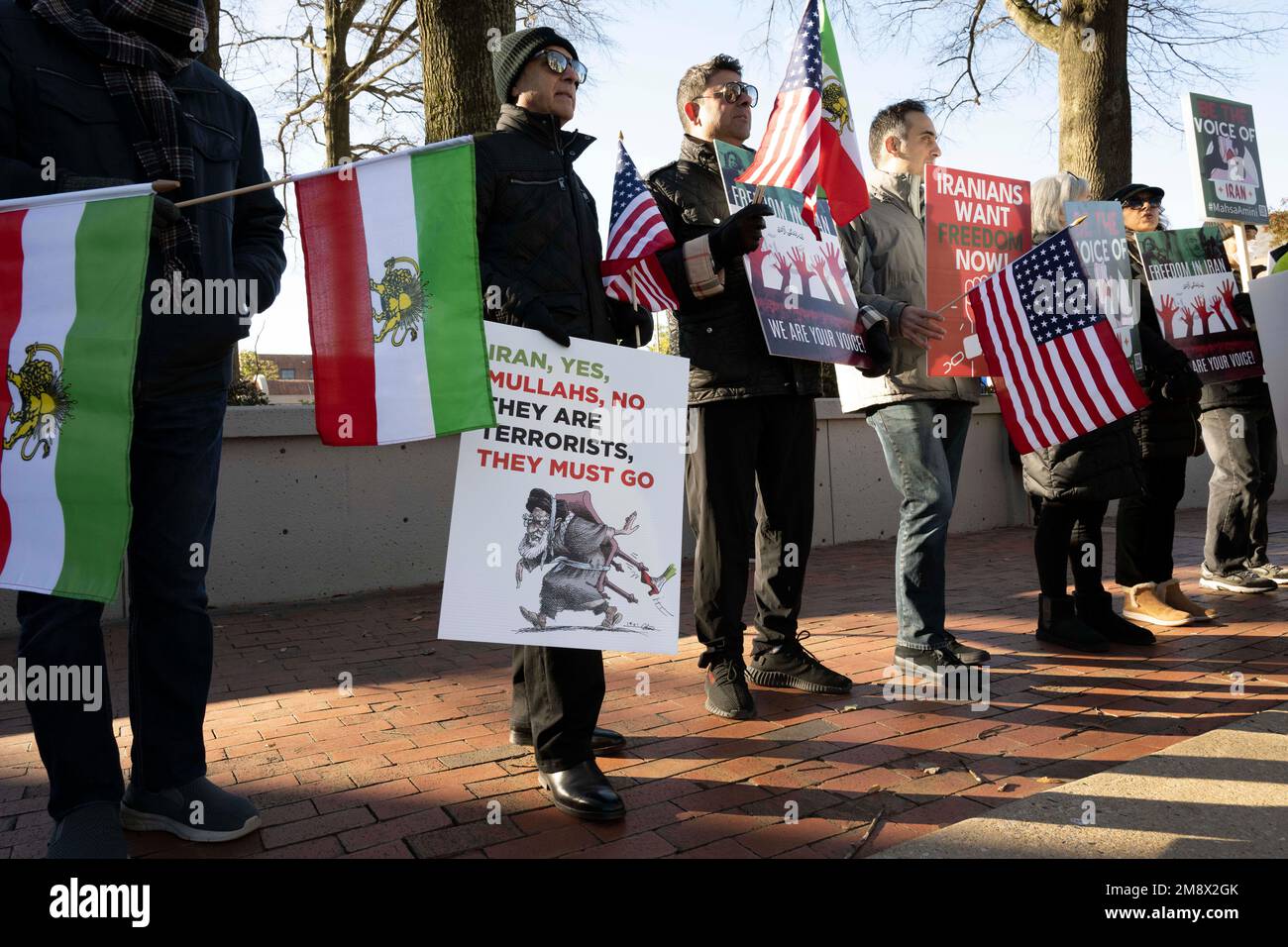 Atlanta, Géorgie, États-Unis. 15th janvier 2023. Des dizaines de résidents iraniens-américains en colère de la région d'Atlanta se réunissent à l'extérieur de l'église baptiste Ebenezer lors de la visite du président Biden pour sensibiliser le public à des centaines de passages à tabac et de meurtres commis par la République islamique en Iran. En septembre 2022, Mahsa Amini, une iranienne de 22 ans, a été détenue et tuée par la police morale du régime en Iran pour avoir porté son hijab de manière inappropriée, ont expliqué les manifestants. Crédit : ZUMA Press, Inc./Alay Live News Banque D'Images