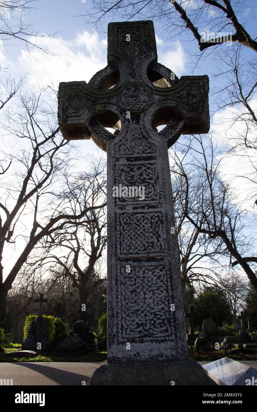 Le Celtic traverse la pierre d'entête du cimetière Brompton West London, Royaume-Uni Banque D'Images