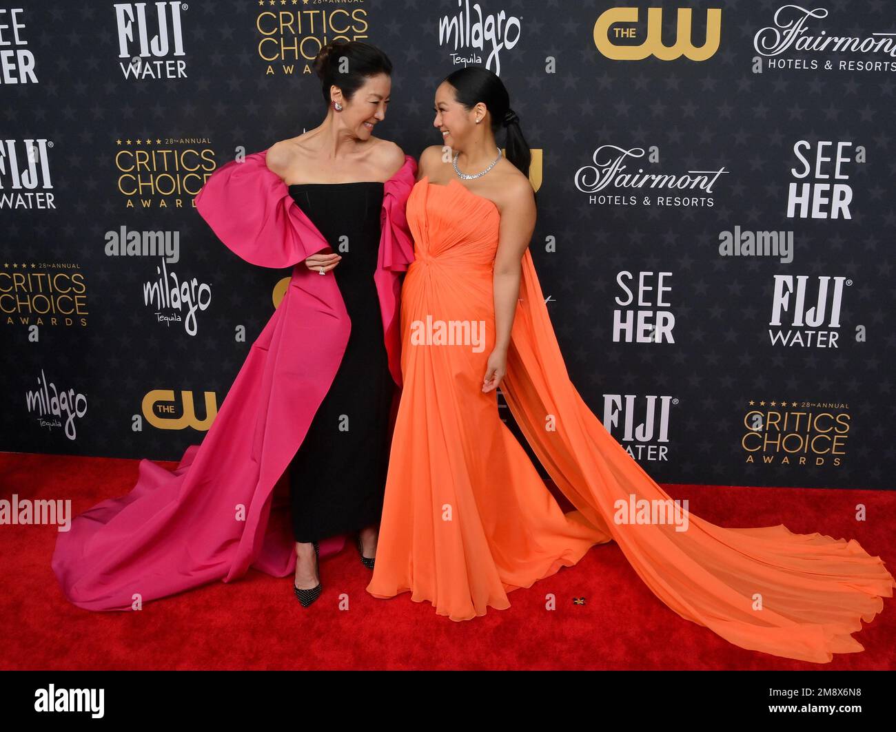 Los Angeles, États-Unis. 15th janvier 2023. De gauche à droite) Michelle Yeoh et Stephanie Hsu assistent aux prix du choix des critiques annuels 28th à l'hôtel Fairmont Century Plaza, dimanche, à 15 janvier 2023. Photo de Jim Ruymen/UPI crédit: UPI/Alay Live News Banque D'Images