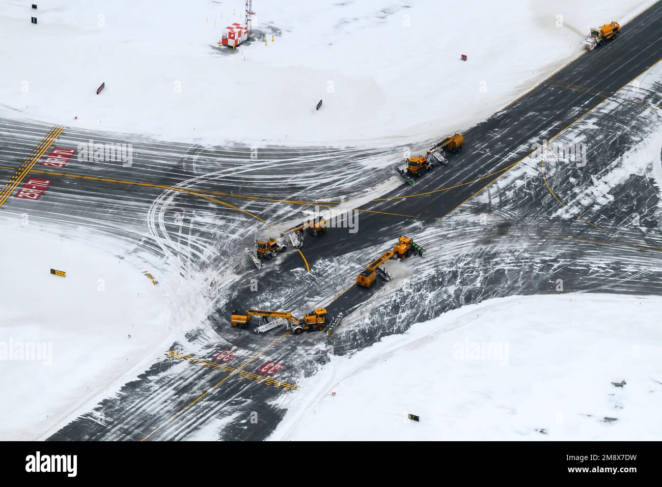 Déneigement de la piste de l'aéroport Ted Stevens d'Anchorage après une chute de neige. Opérations d'hiver à l'aéroport au centre de fret d'Anchorage. Banque D'Images