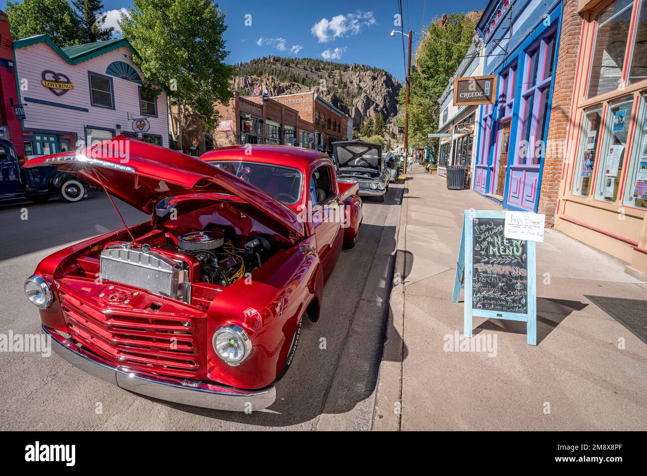 17 septembre 2022 - Un spectacle de voitures classique a lieu dans le centre-ville de Creede, Colorado. Banque D'Images