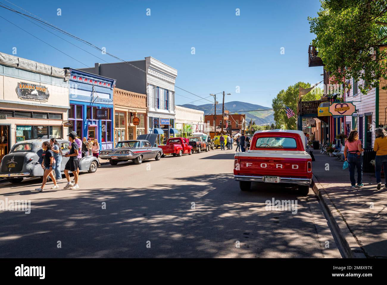 17 septembre 2022 - Un spectacle de voitures classique a lieu dans le centre-ville de Creede, Colorado. Banque D'Images