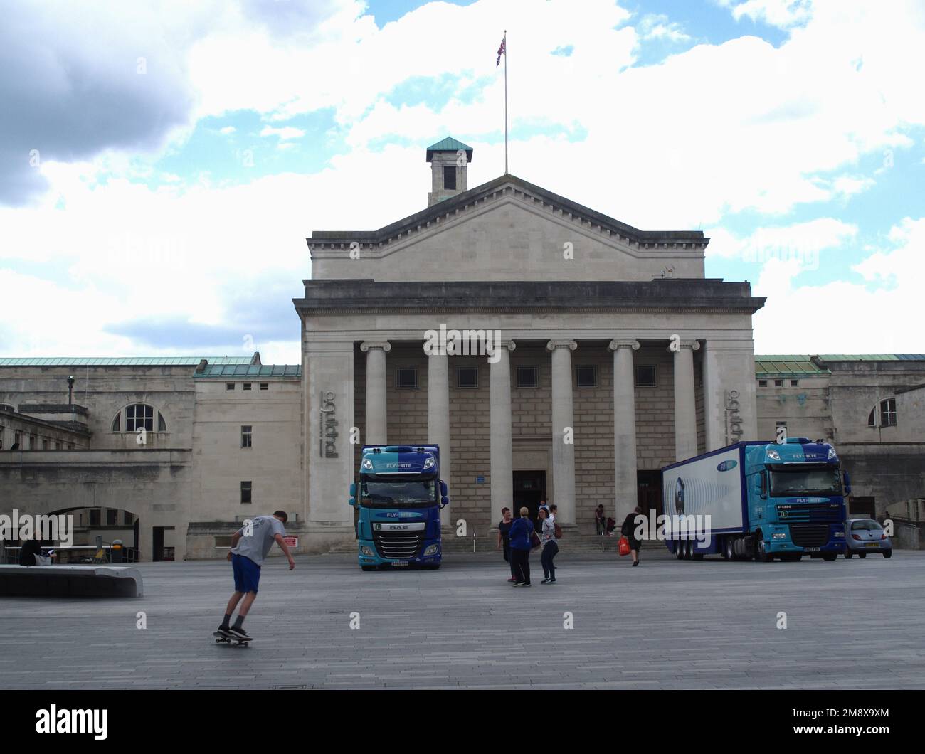 Deux grandes pistes d'équipement à l'extérieur de Southampton O2 Guildhall, avant un concert Manic Street Preachers Banque D'Images