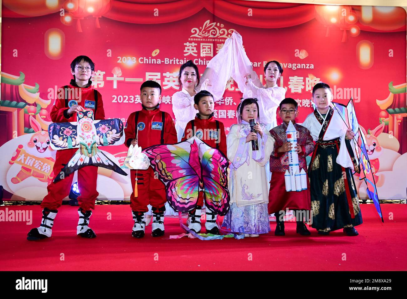 Londres, Angleterre, Royaume-Uni. 15 janvier 2023. Comme vous avez souhaité danser des perfroms à l'Extravaganza du nouvel an chinois de 2023 à la cour du pont. Crédit : voir Li/Picture Capital/Alamy Live News Banque D'Images