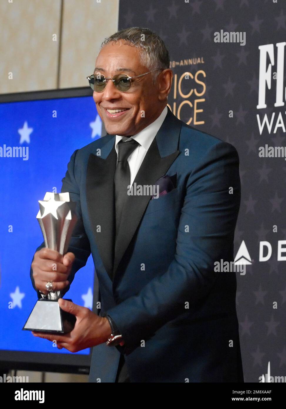 Los Angeles, États-Unis. 15th janvier 2023. Giancarlo Esposito apparaît en coulisses avec le prix du meilleur acteur de soutien dans une série de drama pour « mieux appeler Saül » lors des prix du choix des critiques annuels 28th au Fairmont Century Plaza de Los Angeles, dimanche, 15 janvier 2023. Photo de Jim Ruymen/UPI crédit: UPI/Alay Live News Banque D'Images
