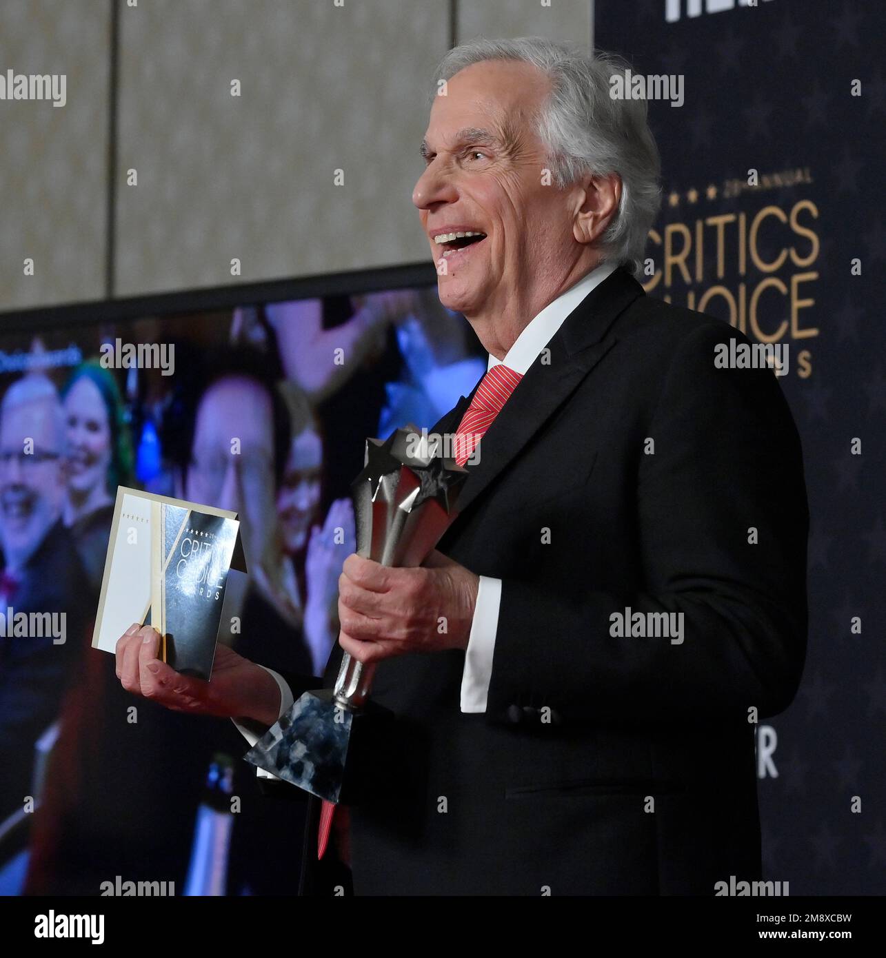 Los Angeles, États-Unis. 15th janvier 2023. Henry Winkler, apparaît dans les coulisses avec le prix du meilleur acteur de soutien dans une série de comédie pour « Barry » lors des prix du choix des critiques annuels 28th au Fairmont Century Plaza de Los Angeles dimanche, 15 janvier 2023. Photo de Jim Ruymen/UPI crédit: UPI/Alay Live News Banque D'Images