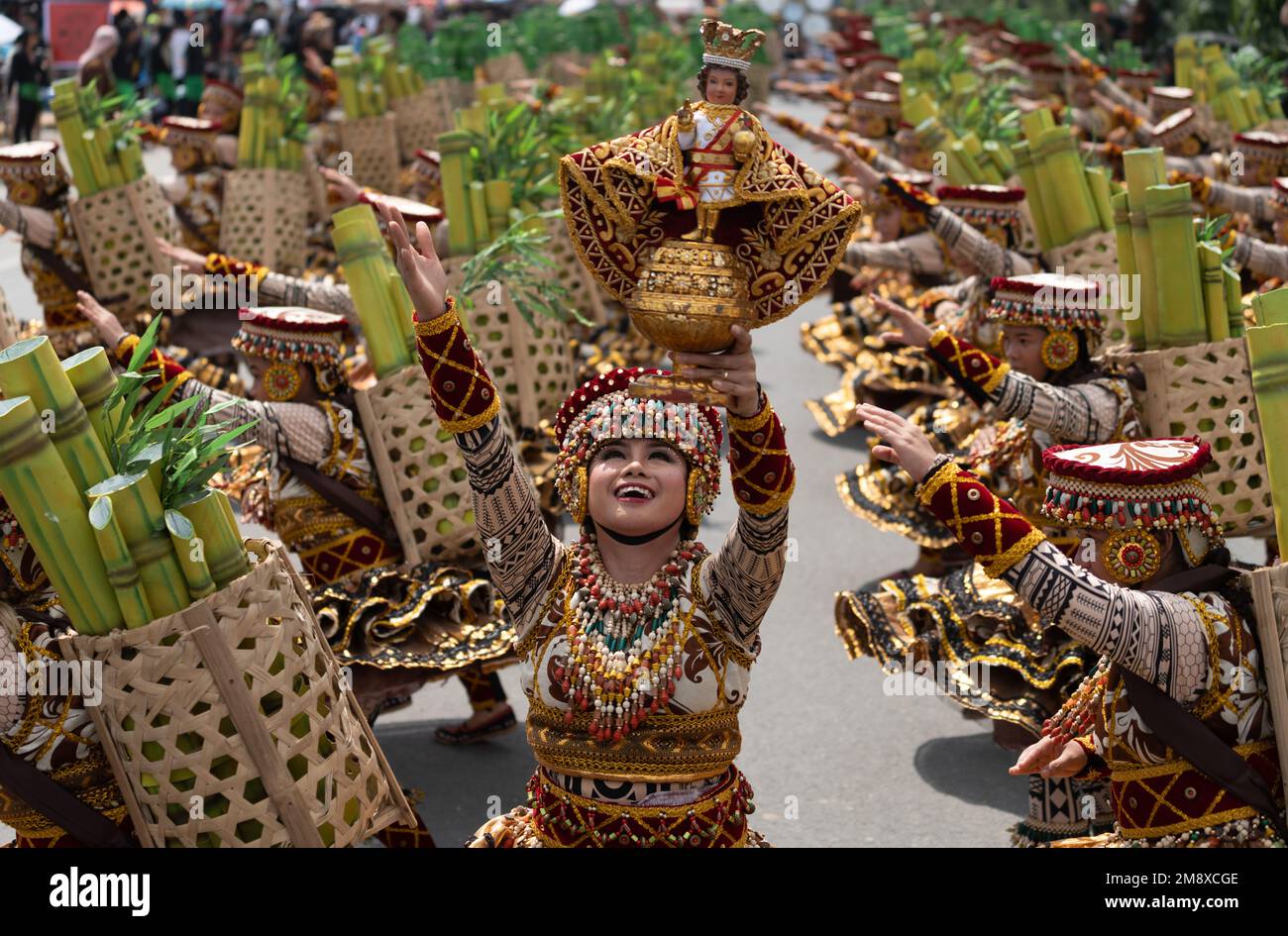 Festival Sinulog danseurs de rue pendant la Grande Parade 2023, Cebu City, Philippines Banque D'Images