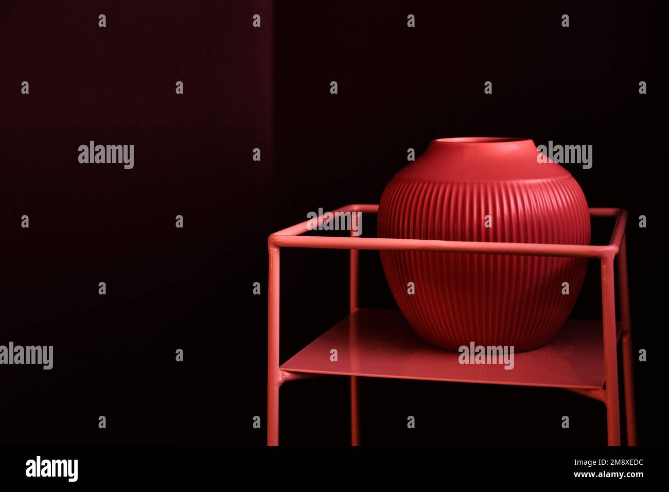 Forme géométrique abstraite en rouge, scène minimaliste avec podium et vase. Concevoir un produit de marque avec espace de copie. Photo de haute qualité Banque D'Images