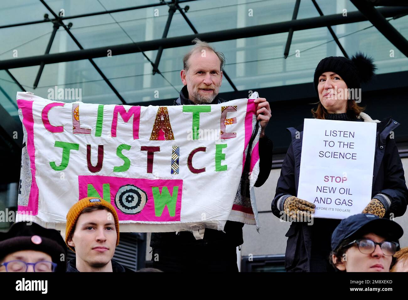 Londres, Royaume-Uni. 15th janvier 2023. Les manifestants se trouvent à l'extérieur du ministère des Affaires, de l'énergie et de la Stratégie industrielle (BEIS). Les militants écologistes ont organisé une manifestation pour exhorter le gouvernement à rejeter les projets du géant pétrolier Equinor's Rosebank, un nouveau développement en mer du Nord. Les militants affirment que la pollution causée par les émissions de la combustion du pétrole et du gaz serait plus importante que les émissions annuelles de carbone des 28 pays les moins riches réunis. Crédit : onzième heure Photography/Alamy Live News Banque D'Images