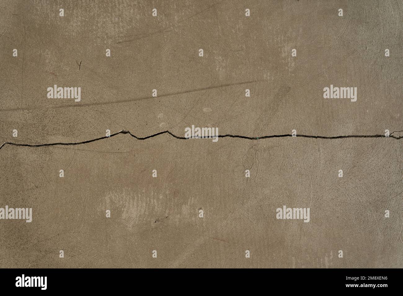 Conception horizontale avec espace pour la copie. Un mur en béton fissuré recouvert d'une texture de ciment gris comme arrière-plan. Photo de haute qualité Banque D'Images Conception horizontale avec espace pour la copie. Un mur en béton fissuré recouvert d'une texture de ciment gris comme arrière-plan. Photo de haute qualité Banque D'Images