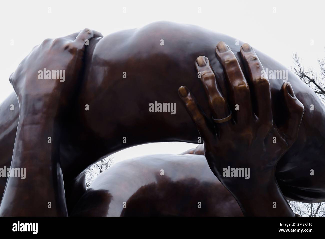 Les gens visitent la sculpture intitulée « The Embrace » par l'artiste Hank Willis Thomas sur Boston Common sur 15 janvier 2023 à Boston Massachusetts, États-Unis. La sculpture commémore Martin Luther King Jr. Et son épouse Coretta Scott King, qui est conçue à partir d'une photo prise en 1964 par le Dr King après avoir reçu son prix Nobel de la paix. (Photo de John Lamparski/NurPhoto) Credit: NurPhoto SRL/Alay Live News Banque D'Images