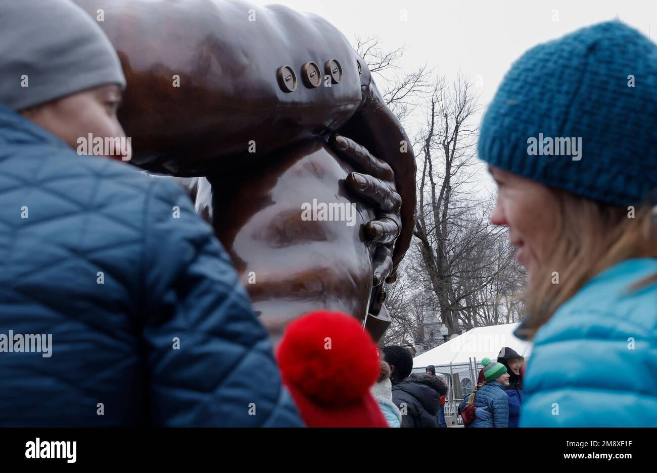 Les gens visitent la sculpture intitulée « The Embrace » par l'artiste Hank Willis Thomas sur Boston Common sur 15 janvier 2023 à Boston Massachusetts, États-Unis. La sculpture commémore Martin Luther King Jr. Et son épouse Coretta Scott King, qui est conçue à partir d'une photo prise en 1964 par le Dr King après avoir reçu son prix Nobel de la paix. (Photo de John Lamparski/NurPhoto) Credit: NurPhoto SRL/Alay Live News Banque D'Images