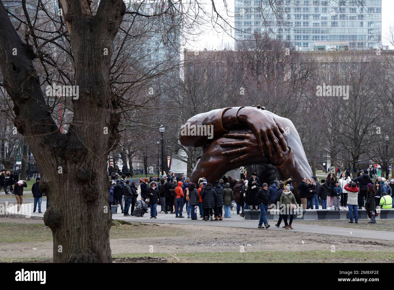 Les gens visitent la sculpture intitulée « The Embrace » par l'artiste Hank Willis Thomas sur Boston Common sur 15 janvier 2023 à Boston Massachusetts, États-Unis. La sculpture commémore Martin Luther King Jr. Et son épouse Coretta Scott King, qui est conçue à partir d'une photo prise en 1964 par le Dr King après avoir reçu son prix Nobel de la paix. (Photo de John Lamparski/NurPhoto)0 crédit: NurPhoto SRL/Alay Live News Banque D'Images