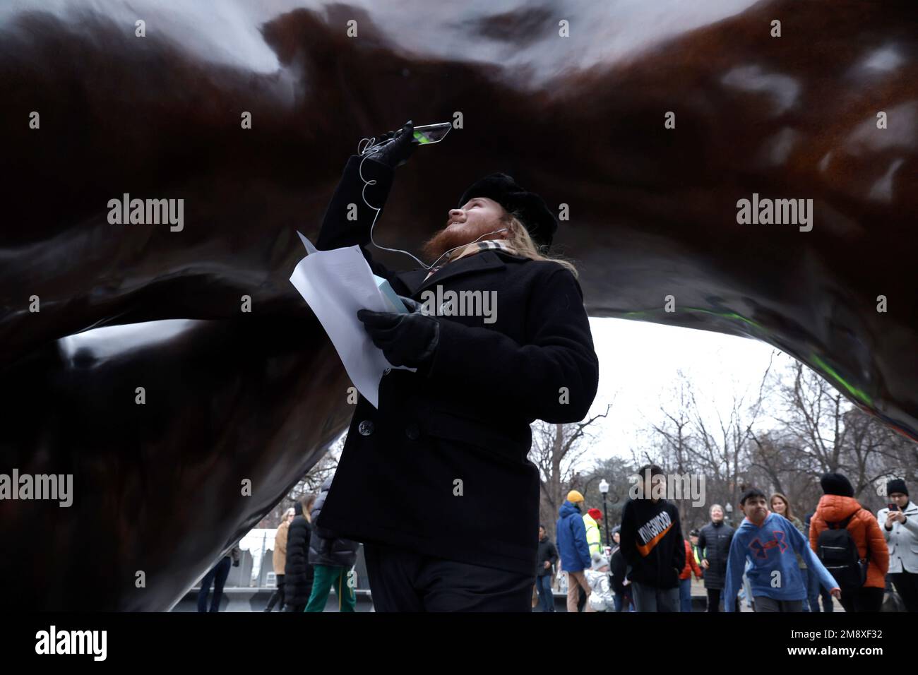Les gens visitent la sculpture intitulée « The Embrace » par l'artiste Hank Willis Thomas sur Boston Common sur 15 janvier 2023 à Boston Massachusetts, États-Unis. La sculpture commémore Martin Luther King Jr. Et son épouse Coretta Scott King, qui est conçue à partir d'une photo prise en 1964 par le Dr King après avoir reçu son prix Nobel de la paix. (Photo de John Lamparski/NurPhoto) Credit: NurPhoto SRL/Alay Live News Banque D'Images