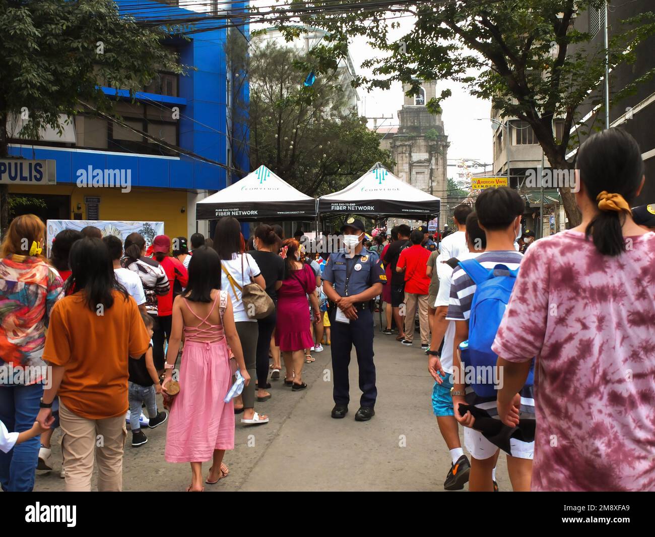 La police nationale des Philippines (PNP) assurant la fête de Santo Niño alors qu'ils ont mis des points de contrôle à l'entrée de l'église. Les dévotés catholiques affluent vers la paroisse de Santo Niño de Tondo, également connue sous le nom d'église Tondo à Manille, avec leur Sto. Niño répliques à la maison pour sa bénédiction. La plus ancienne icône catholique du pays, le Santo Niño ou le titre catholique de l'enfant Jésus. Associé à une image religieuse de l'enfant Christ largement vénéré comme miraculeux par les catholiques philippins. (Photo de Josefiel Rivera/SOPA Images/Sipa USA) Banque D'Images