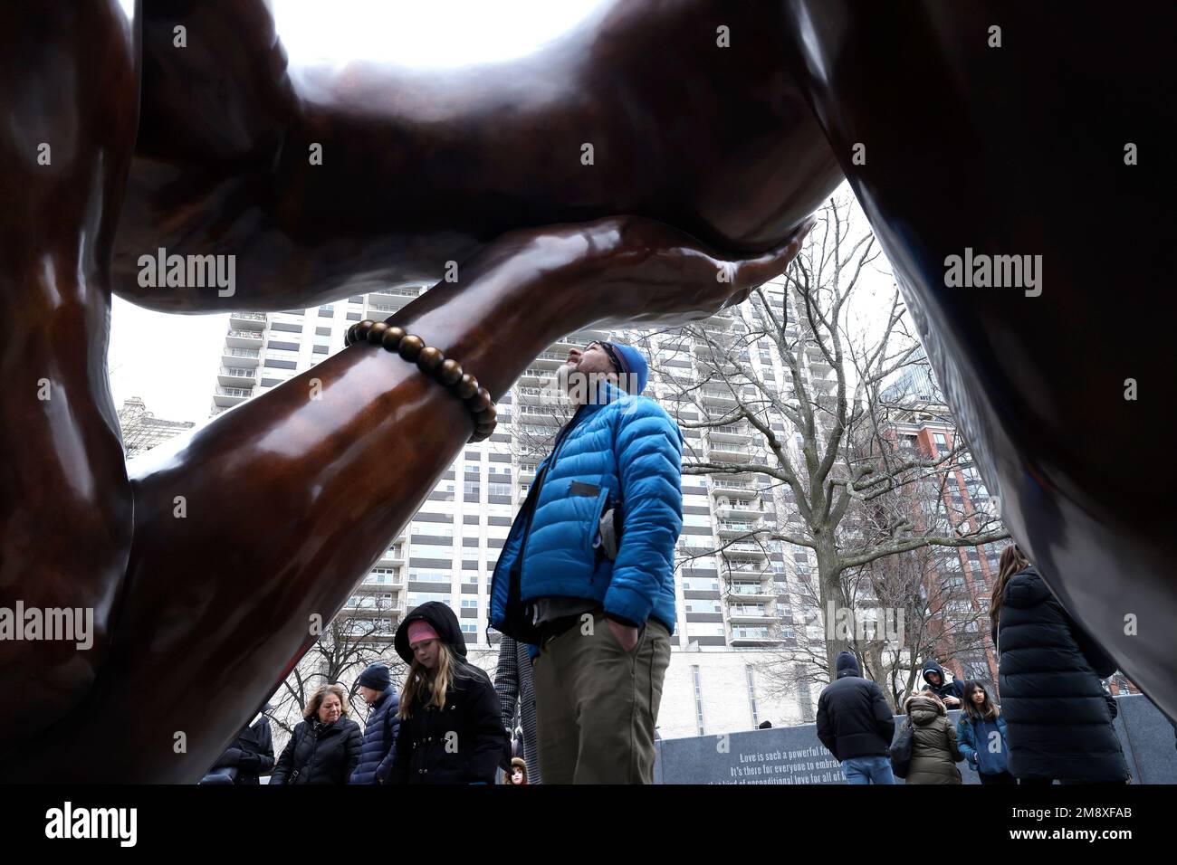 Boston, États-Unis. 15th janvier 2023. Les gens visitent la sculpture intitulée « The Embrace » par l'artiste Hank Willis Thomas sur Boston Common sur 15 janvier 2023 à Boston Massachusetts, États-Unis. La sculpture commémore Martin Luther King Jr. Et son épouse Coretta Scott King, qui est conçue à partir d'une photo prise en 1964 par le Dr King après avoir reçu son prix Nobel de la paix. Credit: SIPA USA/Alay Live News Banque D'Images