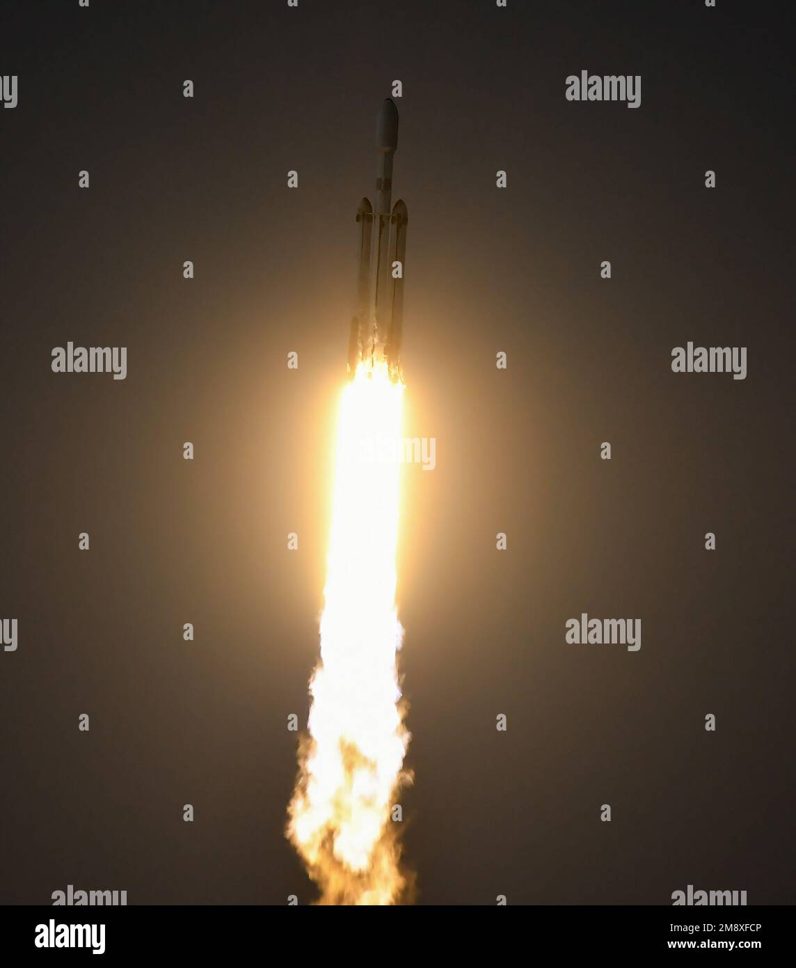 Cape Canaveral, États-Unis. 15th janvier 2023. Une fusée SpaceX Falcon Heavy est lancée à partir du PAD 39A au Kennedy Space Center, vu de la station de la Force spatiale du Cap Canaveral à Cape Canaveral. La mission de l'USSF 67 transporte des charges utiles militaires pour les États-Unis Force spatiale. (Photo de Paul Hennessy/SOPA Images/Sipa USA) crédit: SIPA USA/Alay Live News Banque D'Images