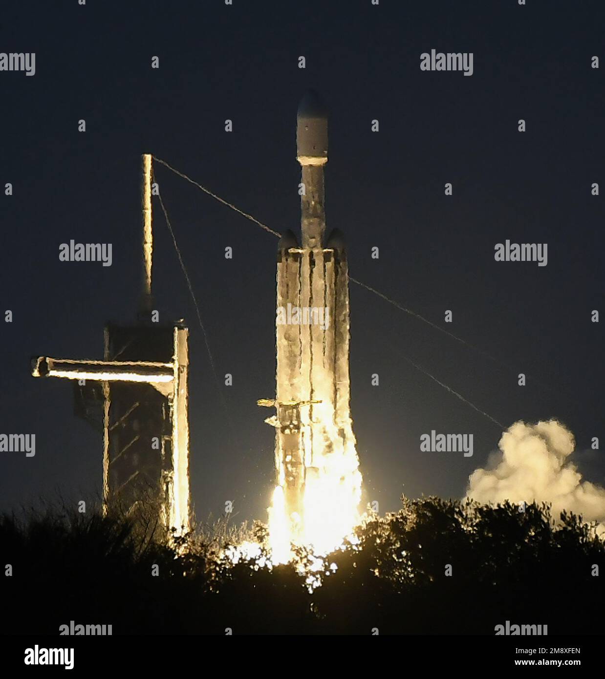 Cape Canaveral, États-Unis. 15th janvier 2023. Une fusée SpaceX Falcon Heavy est lancée à partir du PAD 39A au Kennedy Space Center, vu de la station de la Force spatiale du Cap Canaveral à Cape Canaveral. La mission de l'USSF 67 transporte des charges utiles militaires pour les États-Unis Force spatiale. (Photo de Paul Hennessy/SOPA Images/Sipa USA) crédit: SIPA USA/Alay Live News Banque D'Images