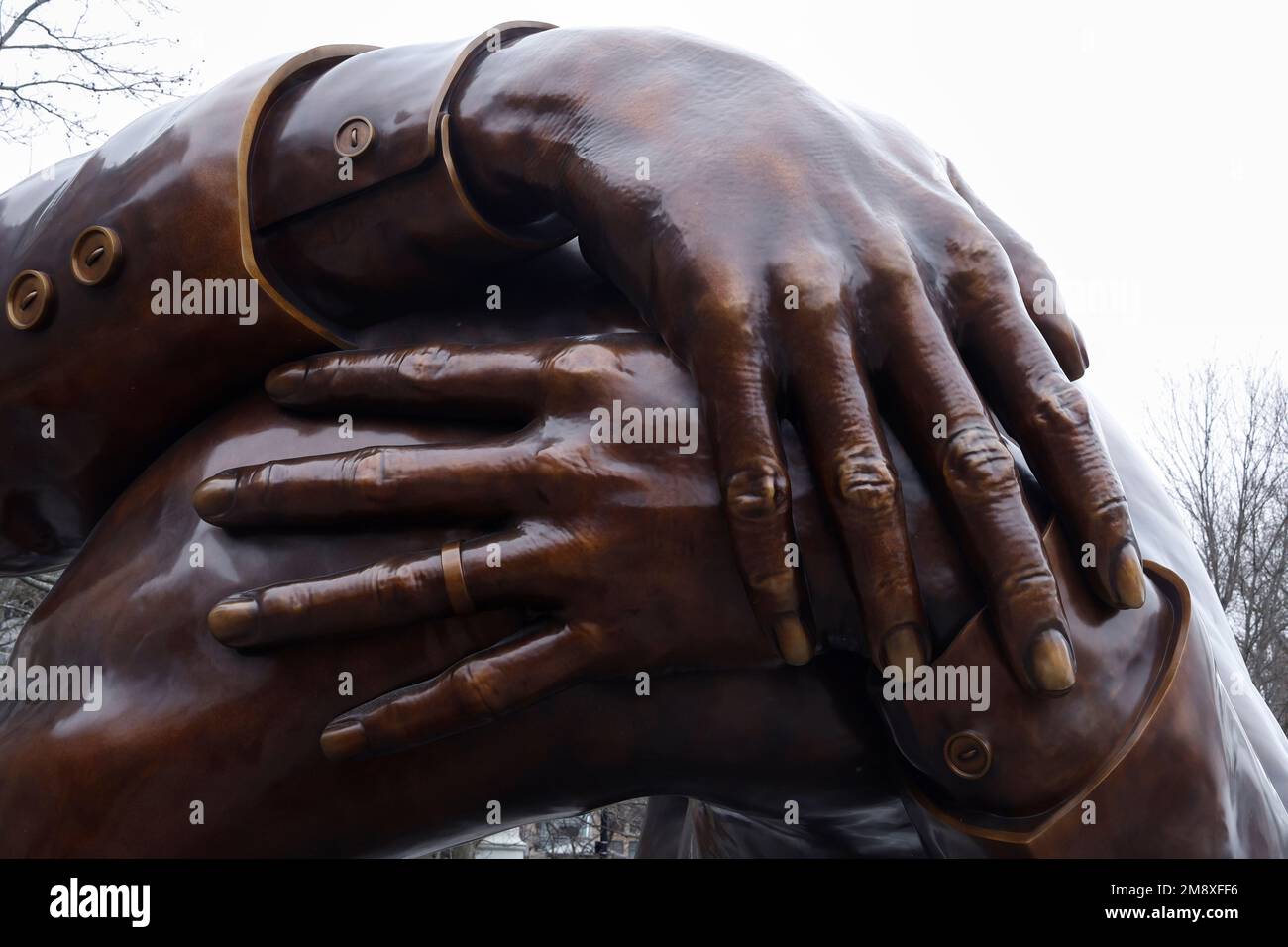Boston, États-Unis. 15th janvier 2023. Les gens visitent la sculpture intitulée « The Embrace » par l'artiste Hank Willis Thomas sur Boston Common sur 15 janvier 2023 à Boston Massachusetts, États-Unis. La sculpture commémore Martin Luther King Jr. Et son épouse Coretta Scott King, qui est conçue à partir d'une photo prise en 1964 par le Dr King après avoir reçu son prix Nobel de la paix. Credit: SIPA USA/Alay Live News Banque D'Images