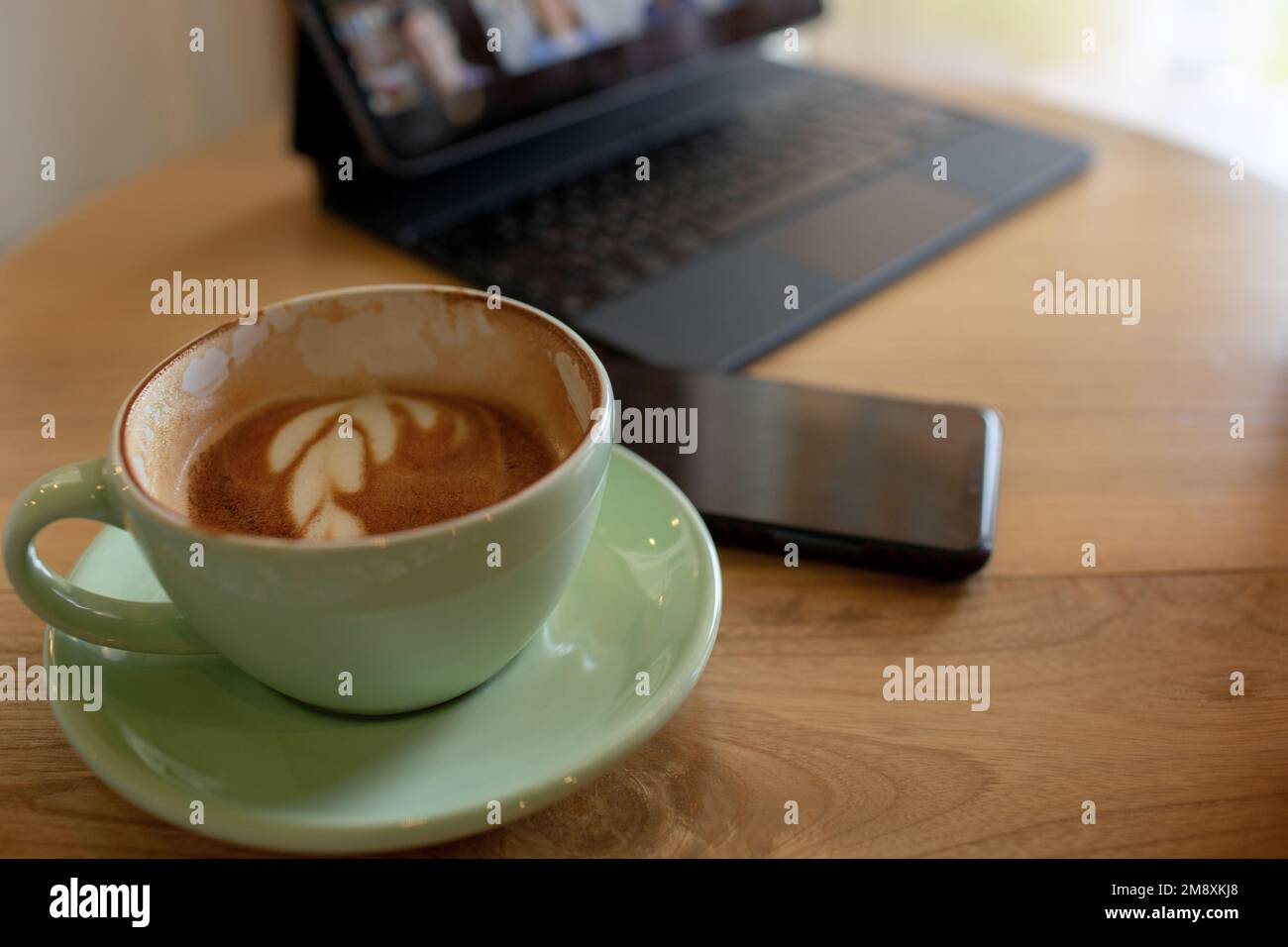 belle fille à une conférence en ligne. bali Banque D'Images