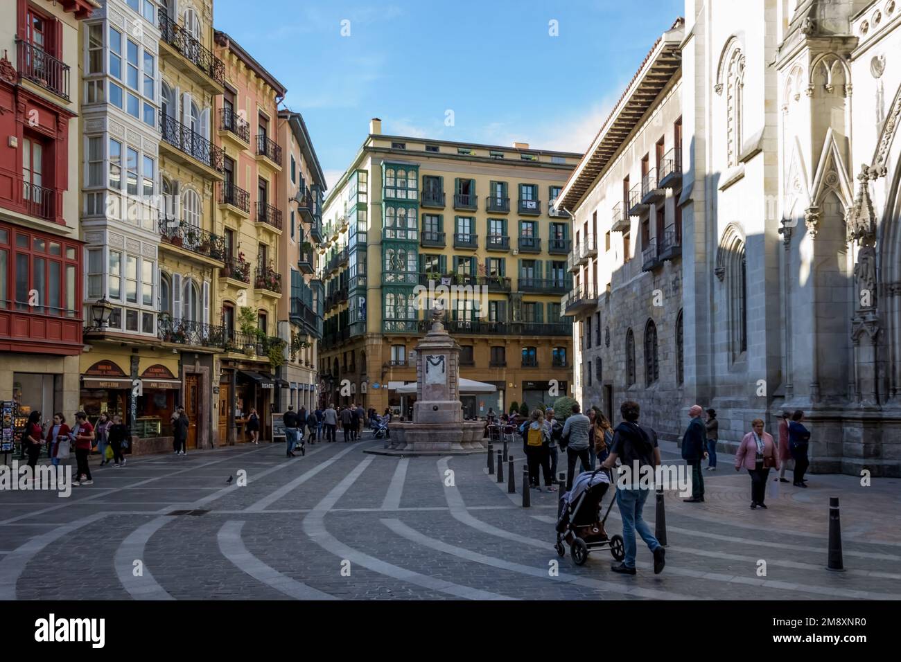 Détail architectural de la Casco Viejo (vieille ville), le quartier médiéval de la ville de Bilbao, en Espagne, qui fait partie du quartier d'Ibaiondo. Banque D'Images