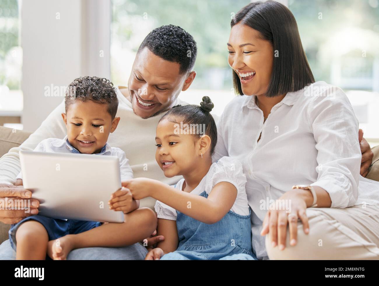 Ce n'est que récemment que j'ai vraiment compris le pouvoir de la famille. une famille utilisant une tablette à la maison. Banque D'Images