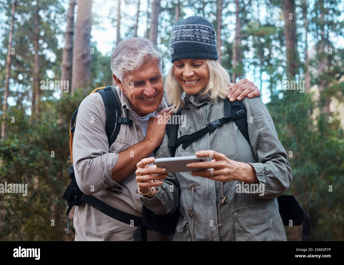 Nous avons pris de superbes photos. un couple mature utilisant un téléphone  portable pendant une randonnée ensemble Photo Stock - Alamy