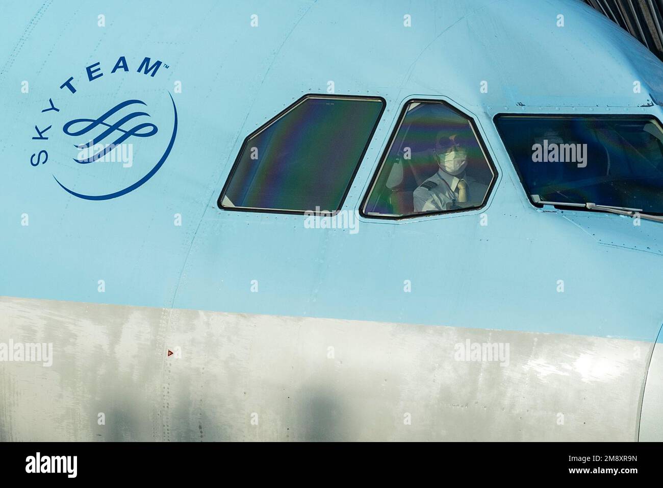 Séoul, Corée. 22nd décembre 2022. Un pilote de compagnie aérienne regarde  par une fenêtre un Airbus A330 Korean Air est préparé pour un vol vers le  Japon par l'équipage de la rampe