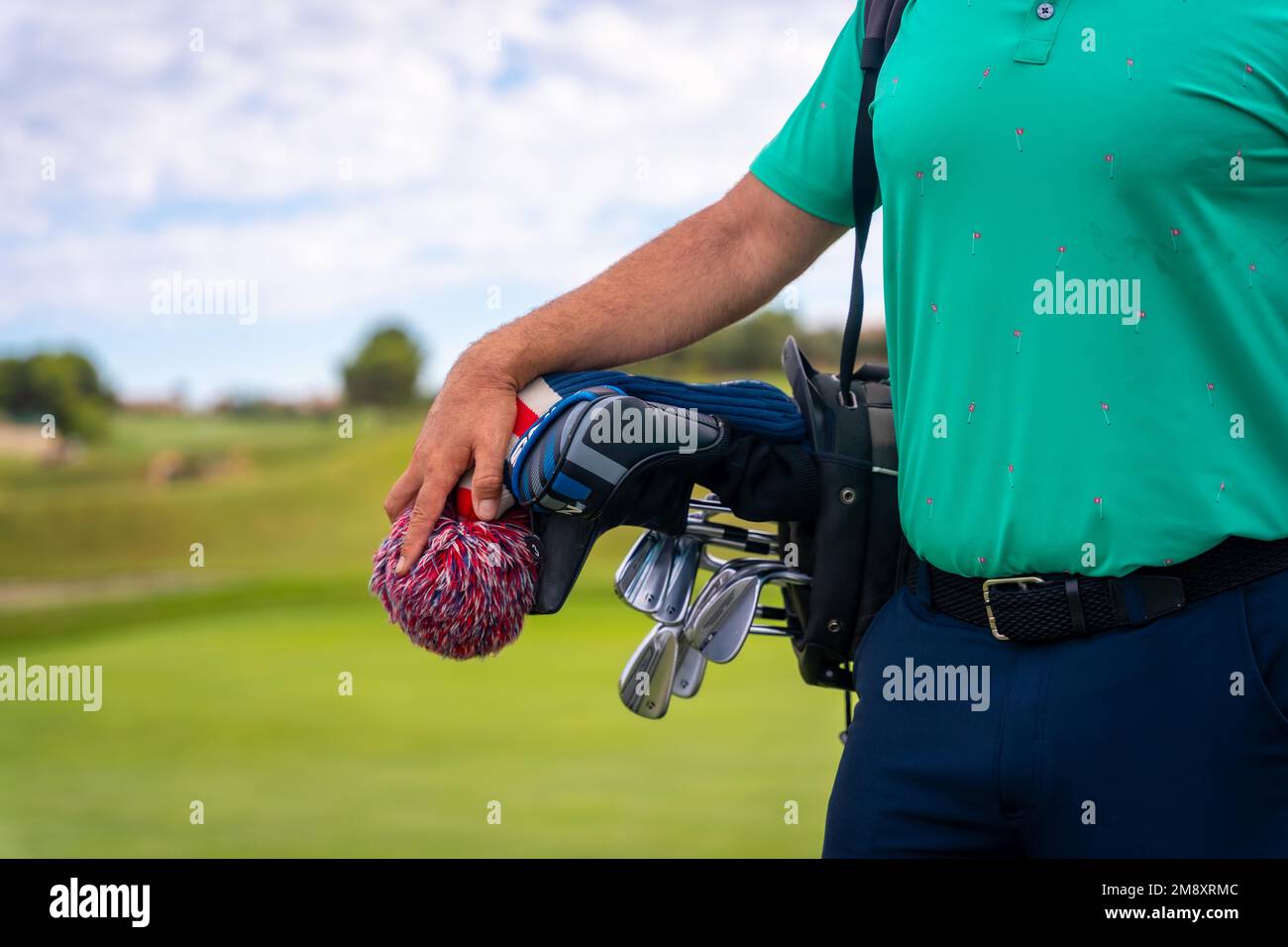 Un joueur de golf professionnel avec le sac de clubs prêts à jouer au golf Banque D'Images