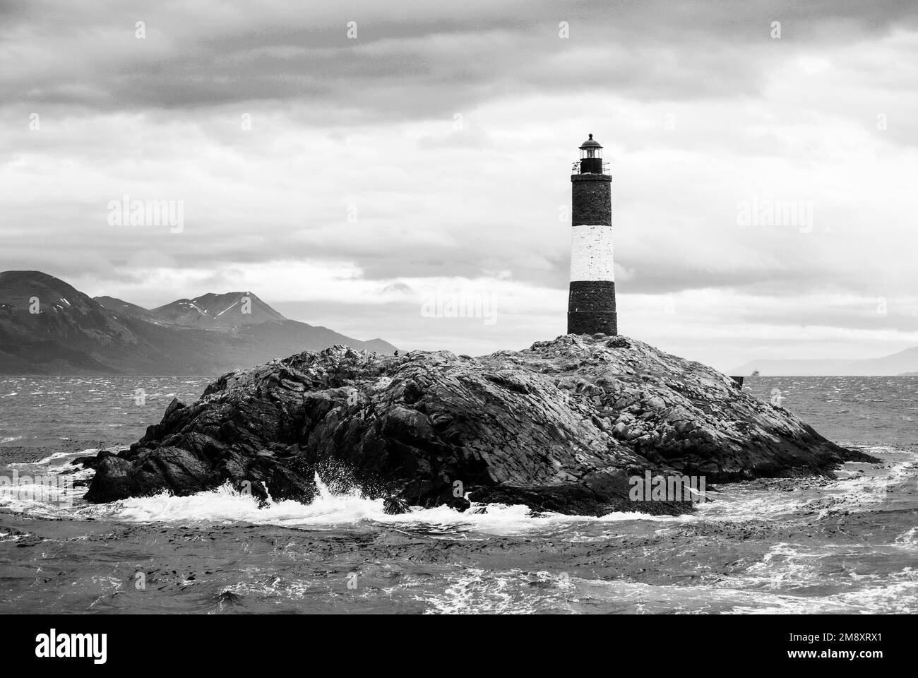 Le phare des Eclaieurs est situé dans le canal Beagle à Ushuaia, Tierra del Fuego, en Argentine. Photographie en noir et blanc Banque D'Images