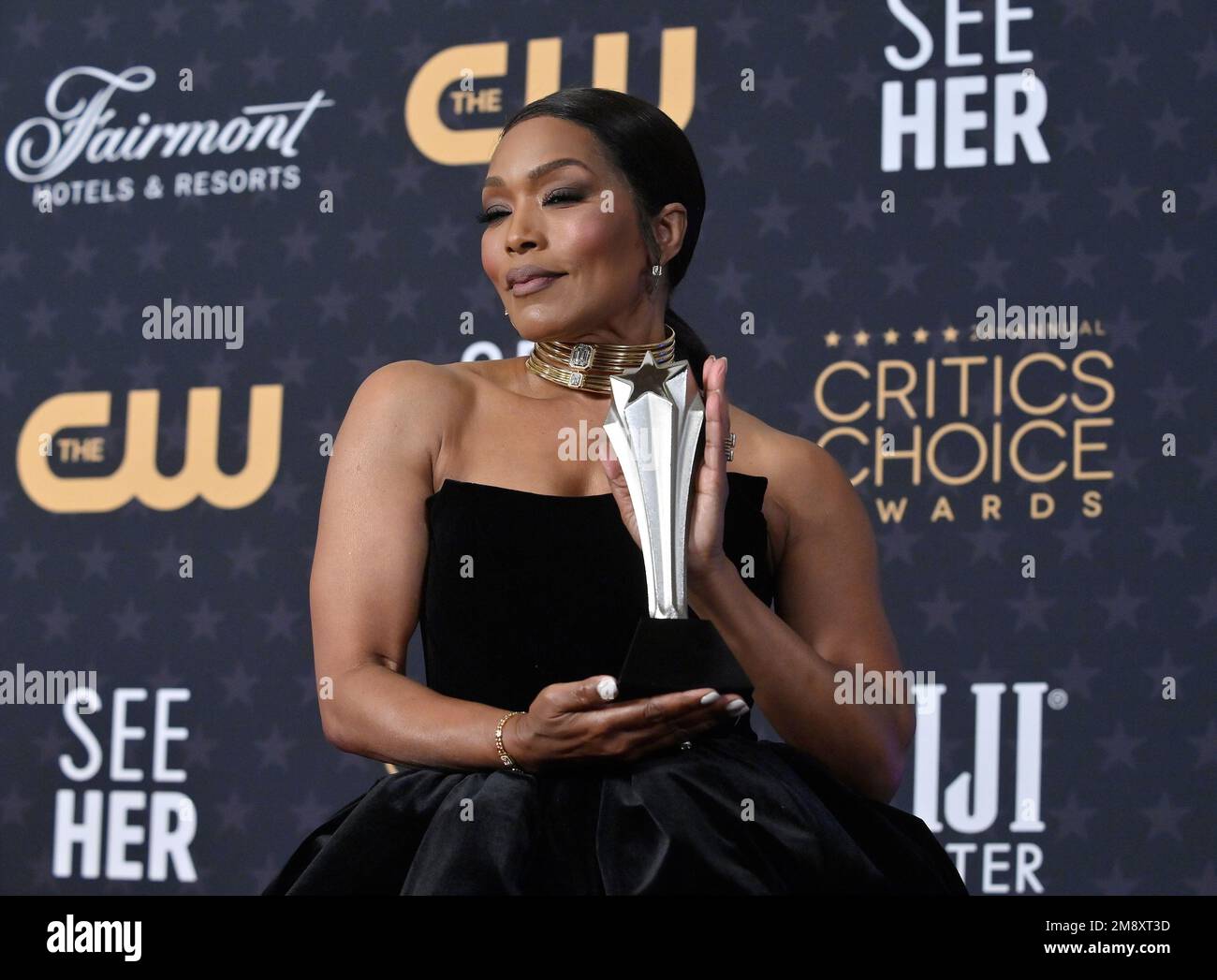 Los Angeles, États-Unis. 15th janvier 2023. Angela Bassett se présente en coulisses avec son prix pour la meilleure actrice de soutien pour 'Black Panther: Wakanda Forever' lors des prix du choix des critiques annuels 28th au Fairmont Century Plaza de Los Angeles, dimanche, 15 janvier 2023. Photo de Jim Ruymen/UPI crédit: UPI/Alay Live News Banque D'Images